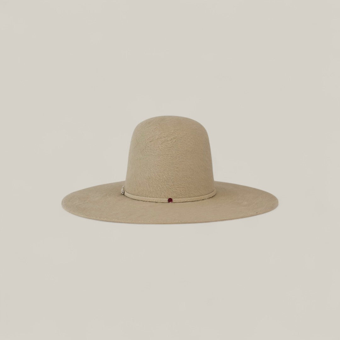 The 10X Grizzly - Tacchino is a luxury, wide-brimmed light beige felt hat featuring a tall rounded crown and a thin accent band, showcased against an off-white background.